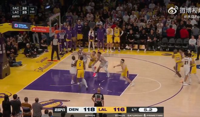 里夫斯绝平球引爆全场 湖人加时险胜掘金