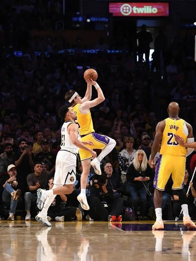 里夫斯绝平球引爆全场 湖人加时险胜掘金