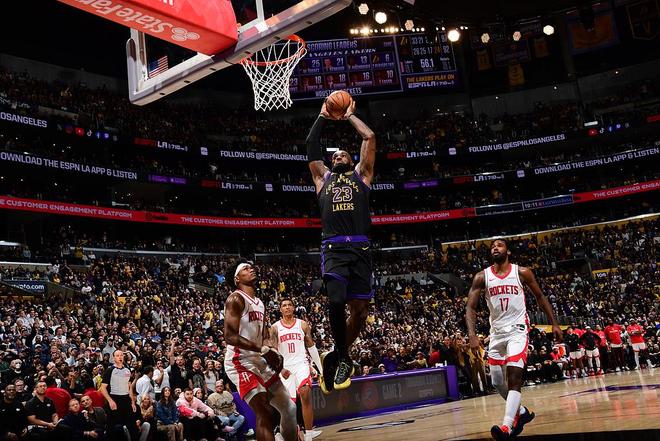 詹姆斯压手妙传助湖人锁定胜局，战斧劈扣引爆