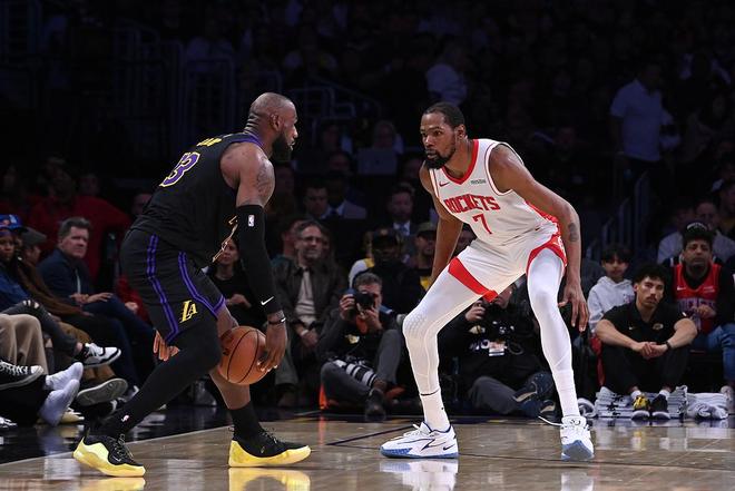 詹姆斯压手妙传助湖人锁定胜局，战斧劈扣引爆