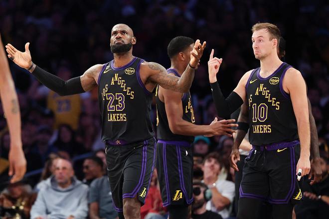 詹姆斯压手妙传助湖人锁定胜局，战斧劈扣引爆