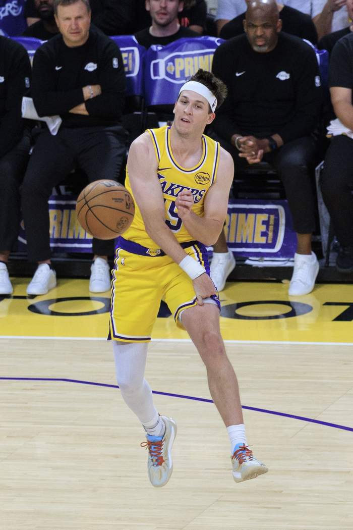 阿里纳斯力挺肯纳德三双表现 建议湖人合理规划